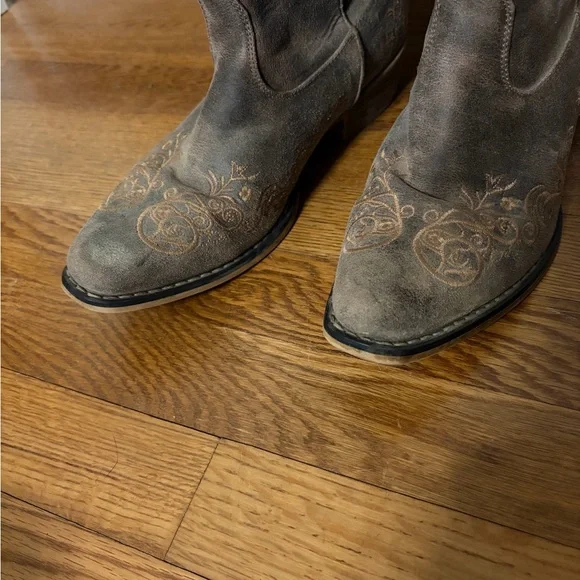Roper Distressed Brown Embroidered Boots - Picture 3 of 7
